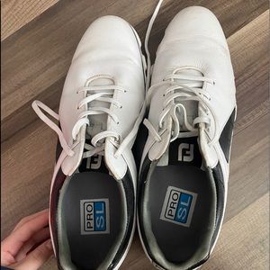 FJ MENS GOLFING SHOES (BARELY WORN)